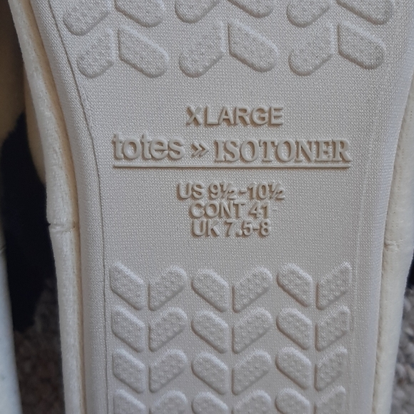 New Tote Isotoner Velur/plush slippers. - Picture 9 of 9